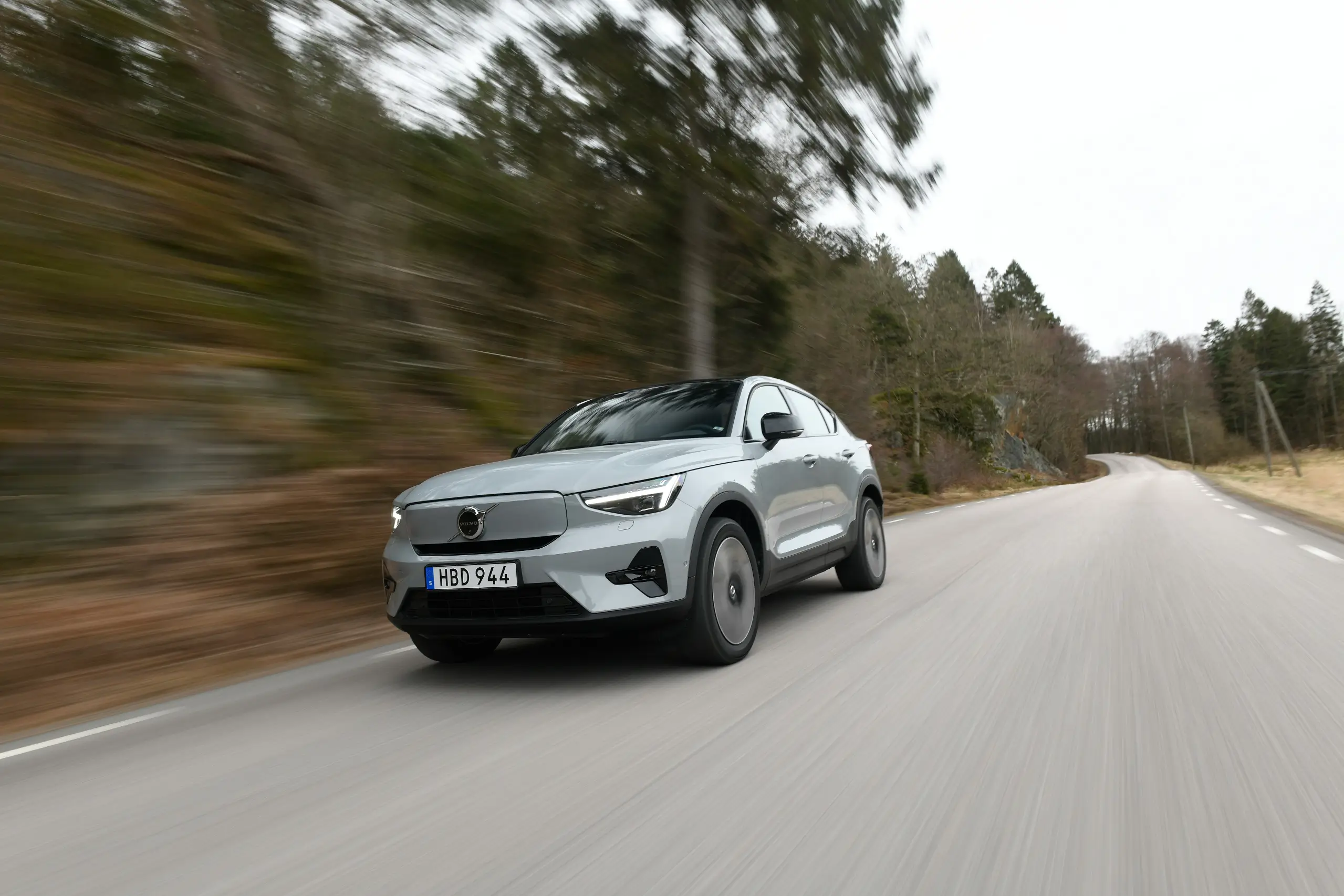 Volvo C40 Recharge na estrada, frente 3/4