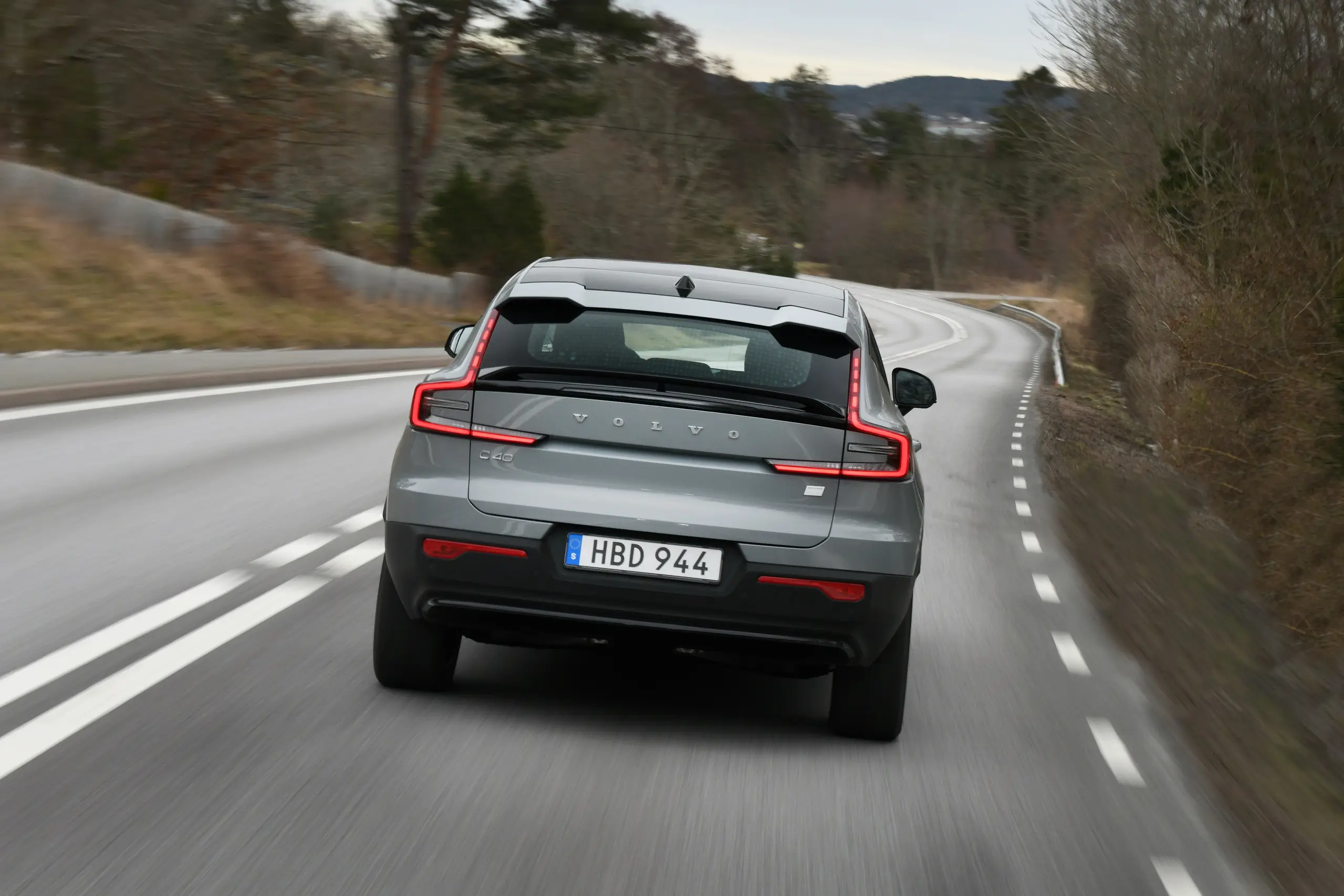 Volvo C40 Recharge na estrada, traseira