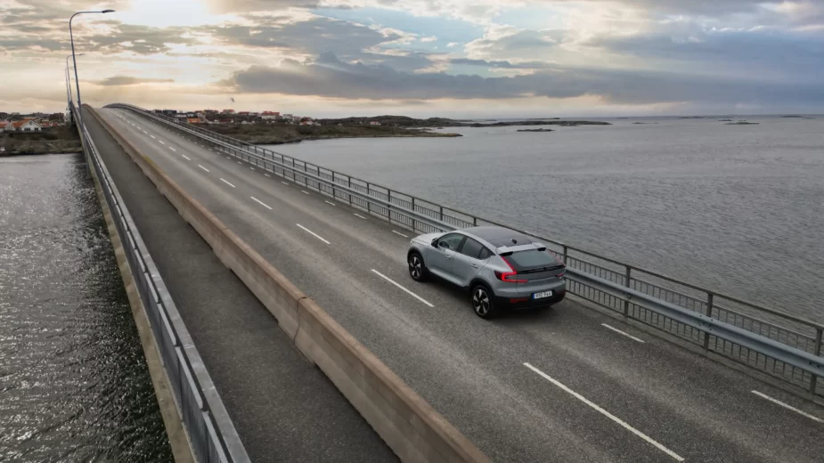 Volvo C40 a atravessar ponte, plano picado, traseira 3/4