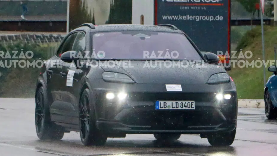 Protótipo do Porsche Macan elétrico em testes visto de frente