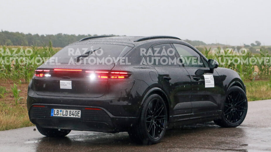 Protótipo do Porsche Macan elétrico em testes visto 3/4 de traseira