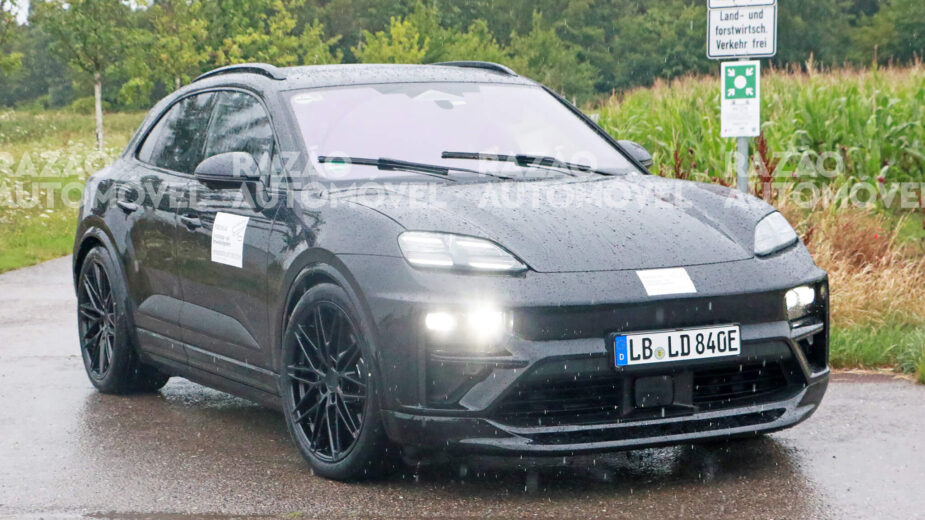 Protótipo do Porsche Macan elétrico em testes visto 3/4 de frente