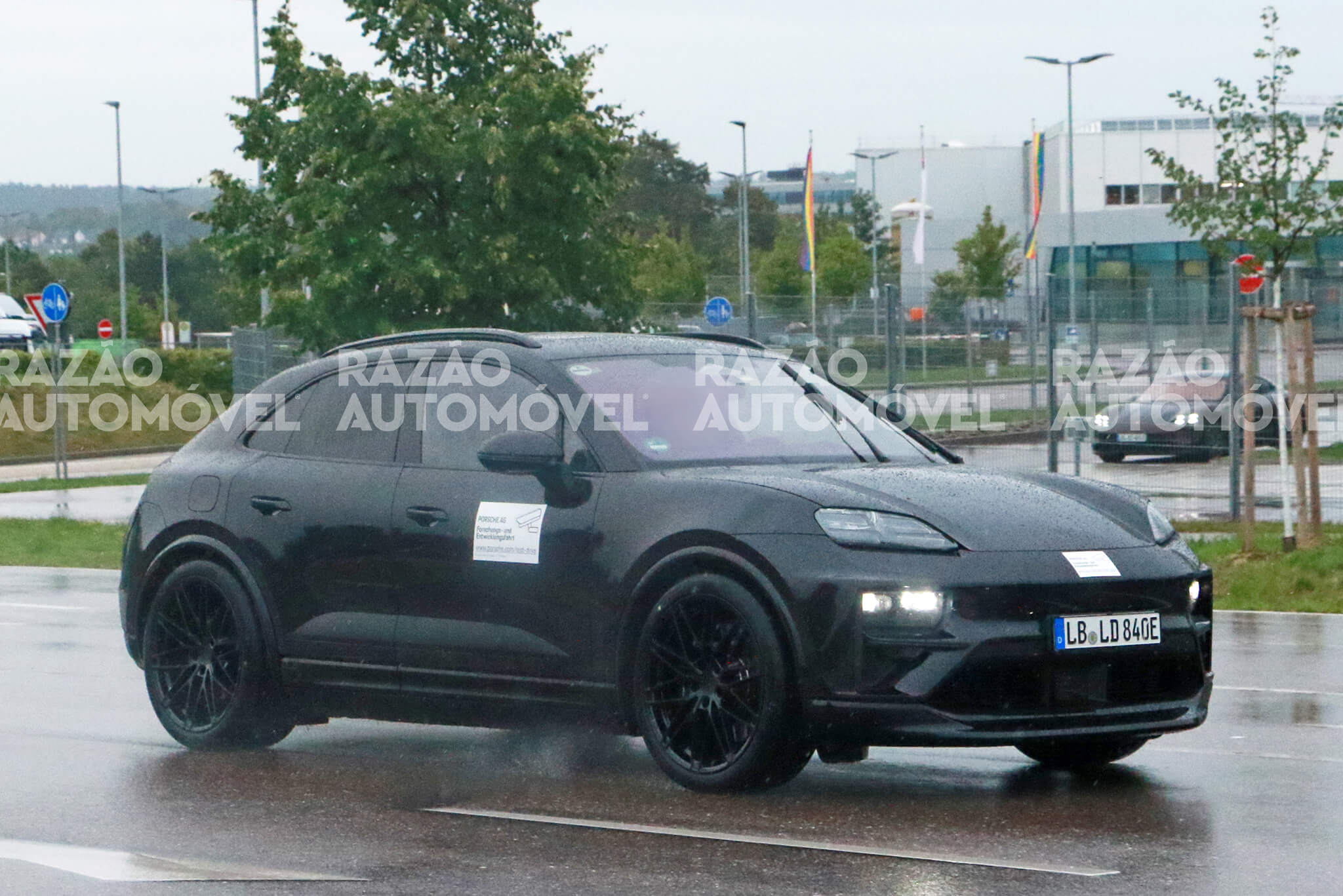 Protótipo do Porsche Macan elétrico em testes visto 3/4 de frente