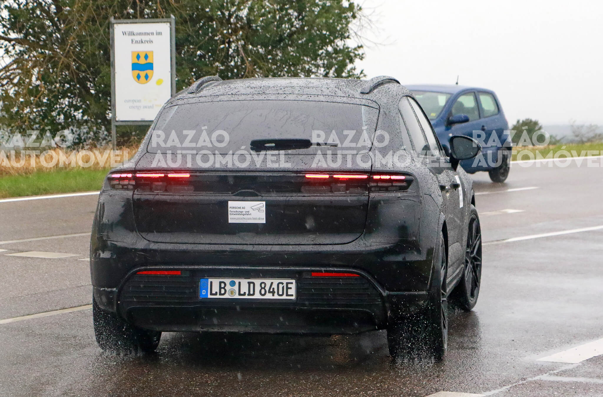 Protótipo do Porsche Macan elétrico em testes visto de traseira