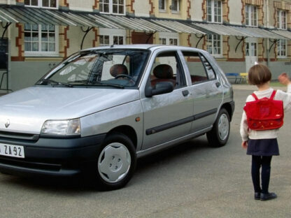 Criança perto de Renault Clio de primeira geração