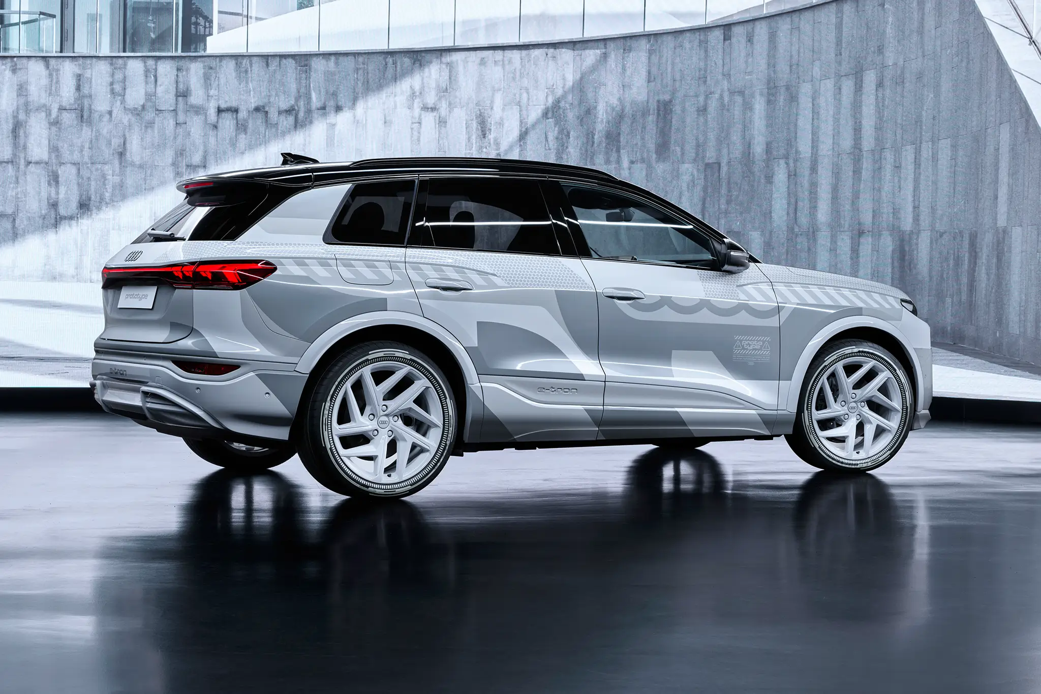 Audi Q6 e-tron camuflado - vista lateral traseira