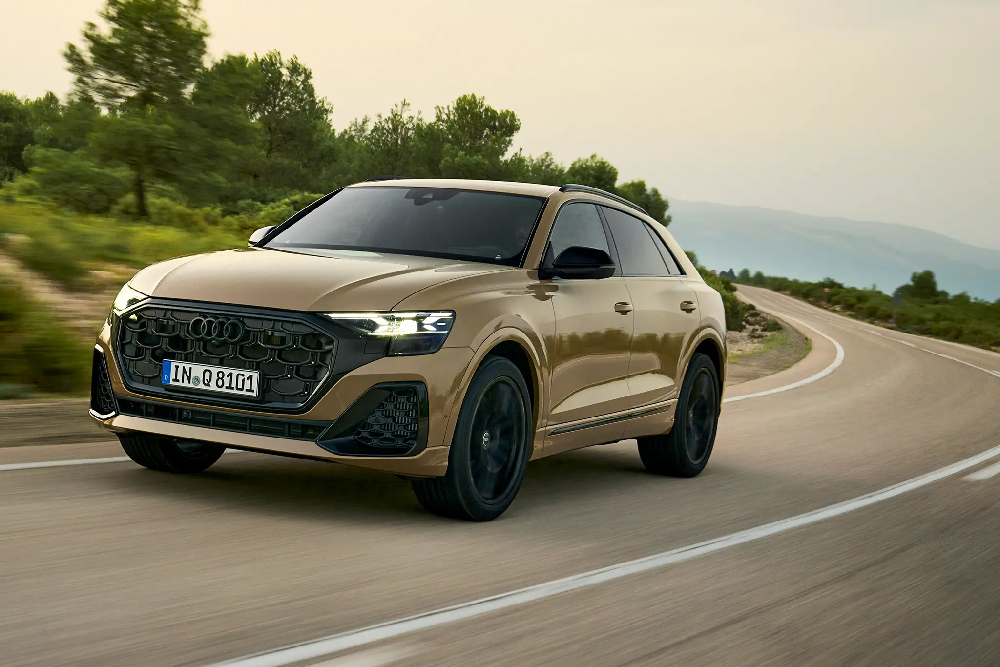 Audi Q8 3/4 de frente em estrada