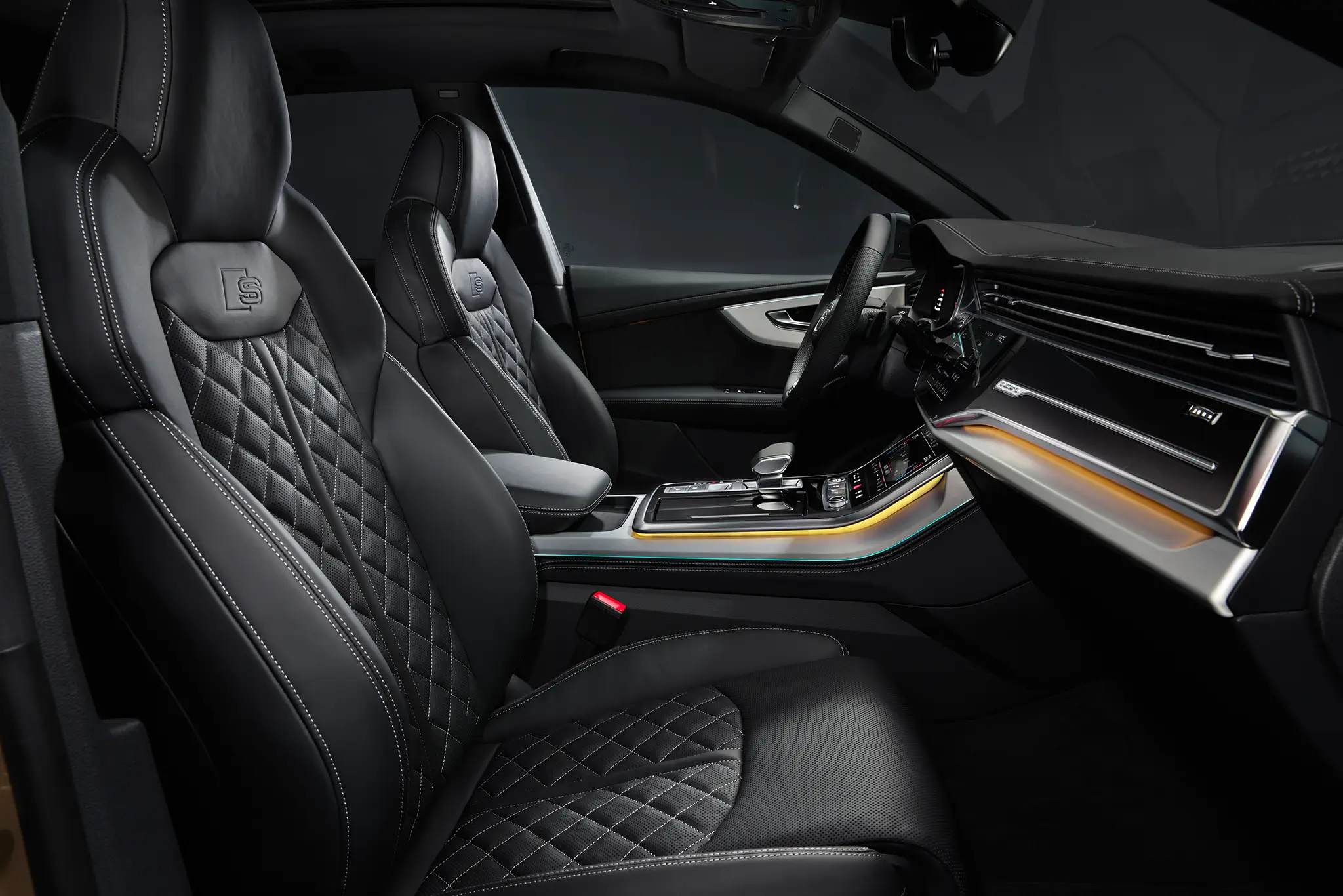 Audi Q8 assentos da frente