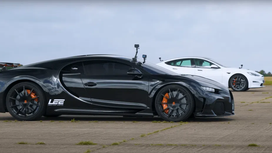 Bugatti-Chiron-vs-Tesla-Model-S-Plaid-2_925x520_acf_cropped
