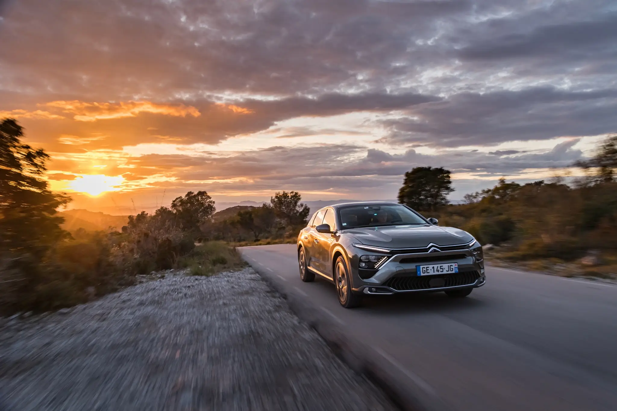 Citroën C5 X PHEV - visto de frente com pôr do sol