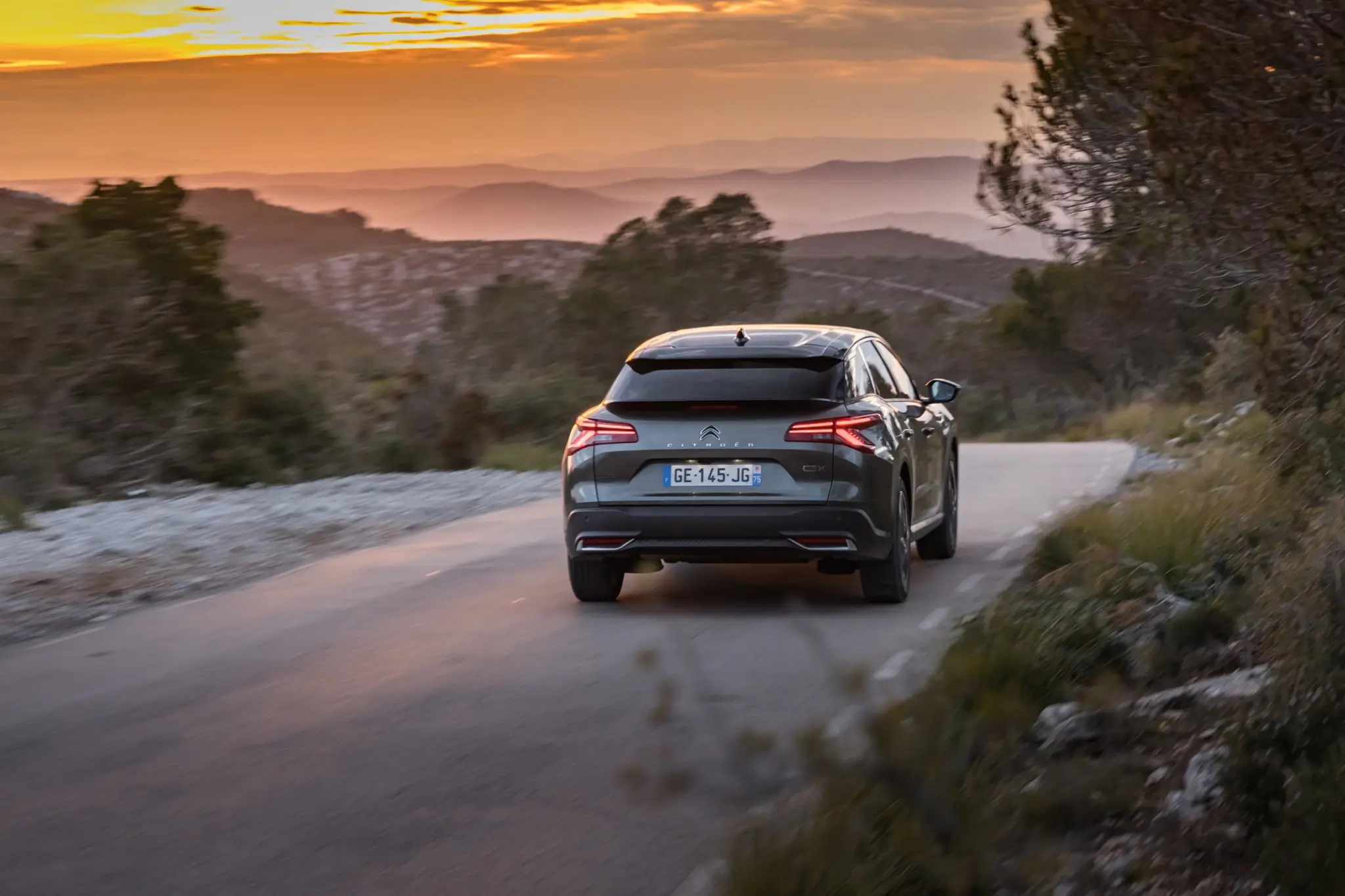 Citroën C5 X PHEV - em estrada, visto de traseira