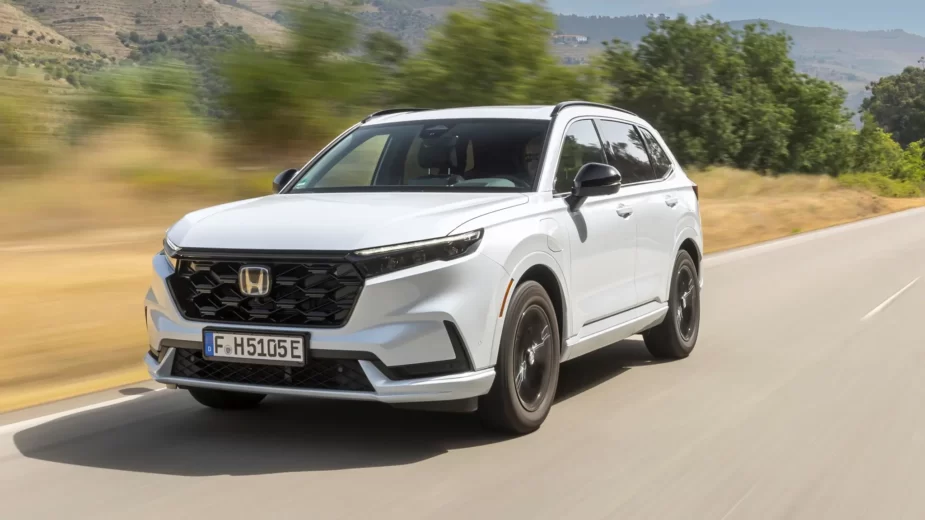 Honda CR-V e:PHEV em estrada, visto de frente