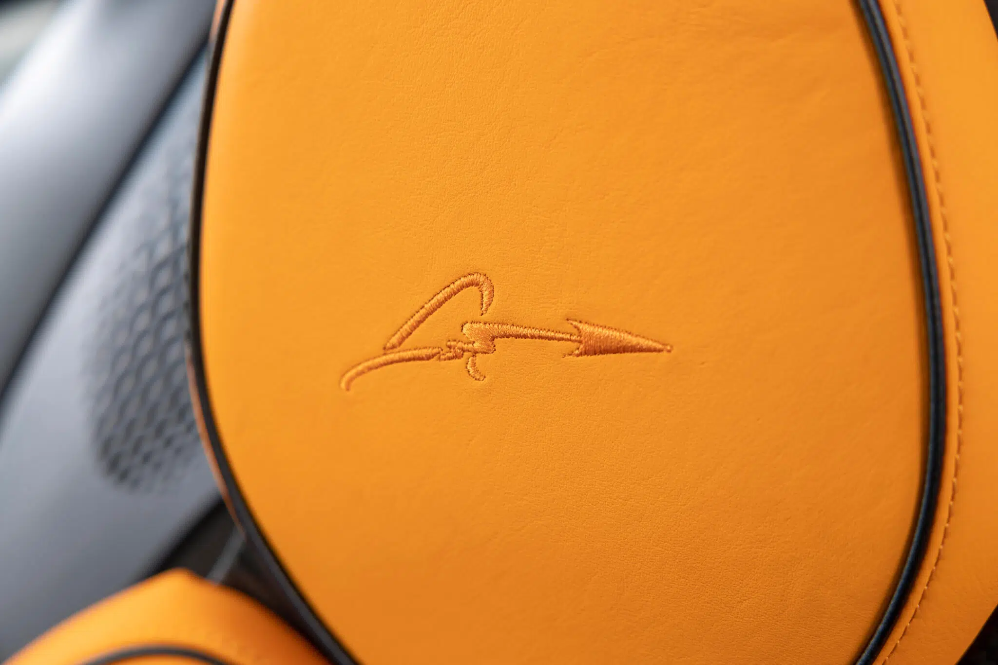 McLaren Elva Fernando Alonso encosto dos bancos