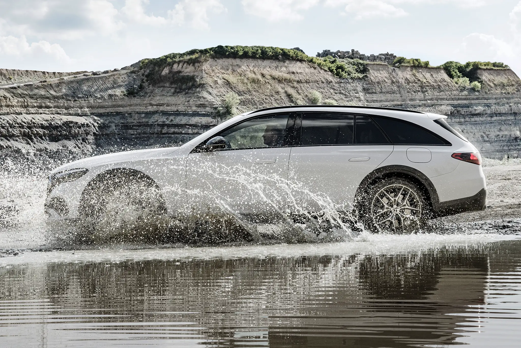 Mercedes-Benz Classe E All-Terrain vista lateral com passagem por água