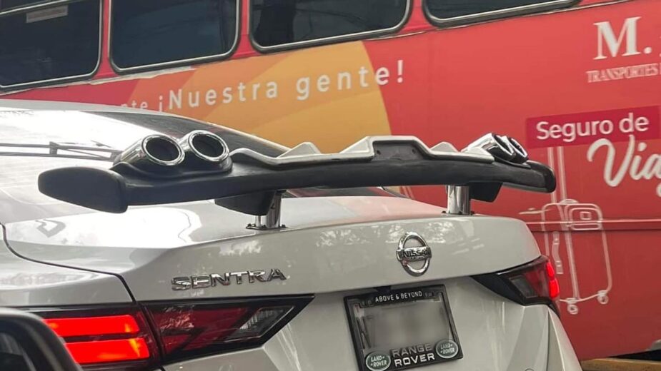 Nissan Sentra com ponteiras de escape na asa traseira