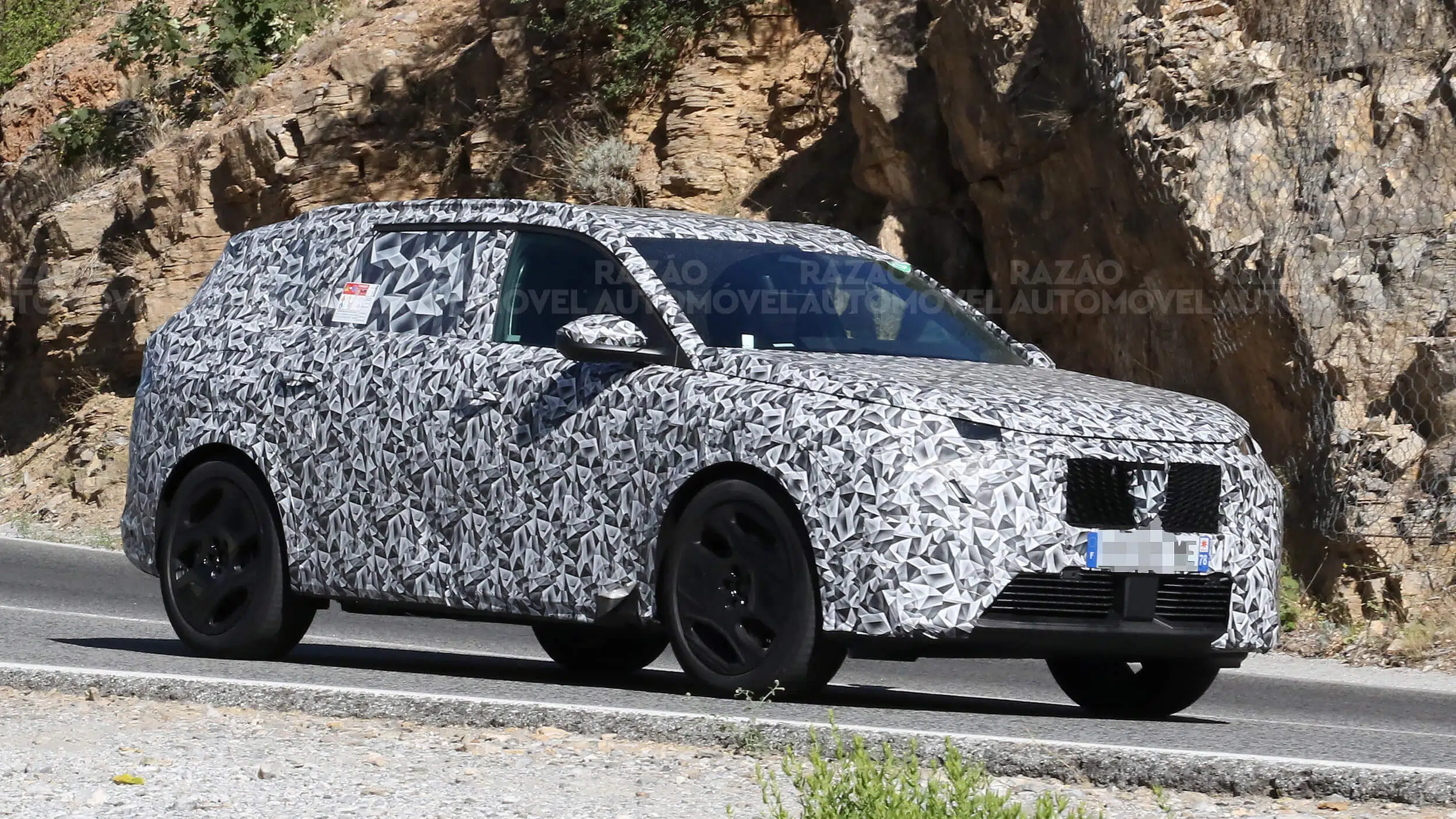 Novo 5008. Maior SUV da Peugeot também será elétrico e híbrido plug-in