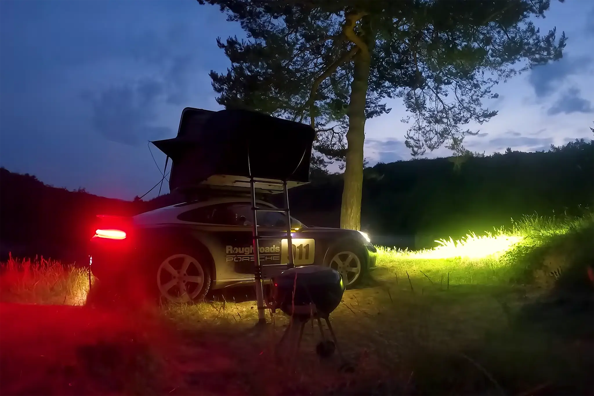 Porsche 911 Dakar no Nordschleife de noite, a acampar