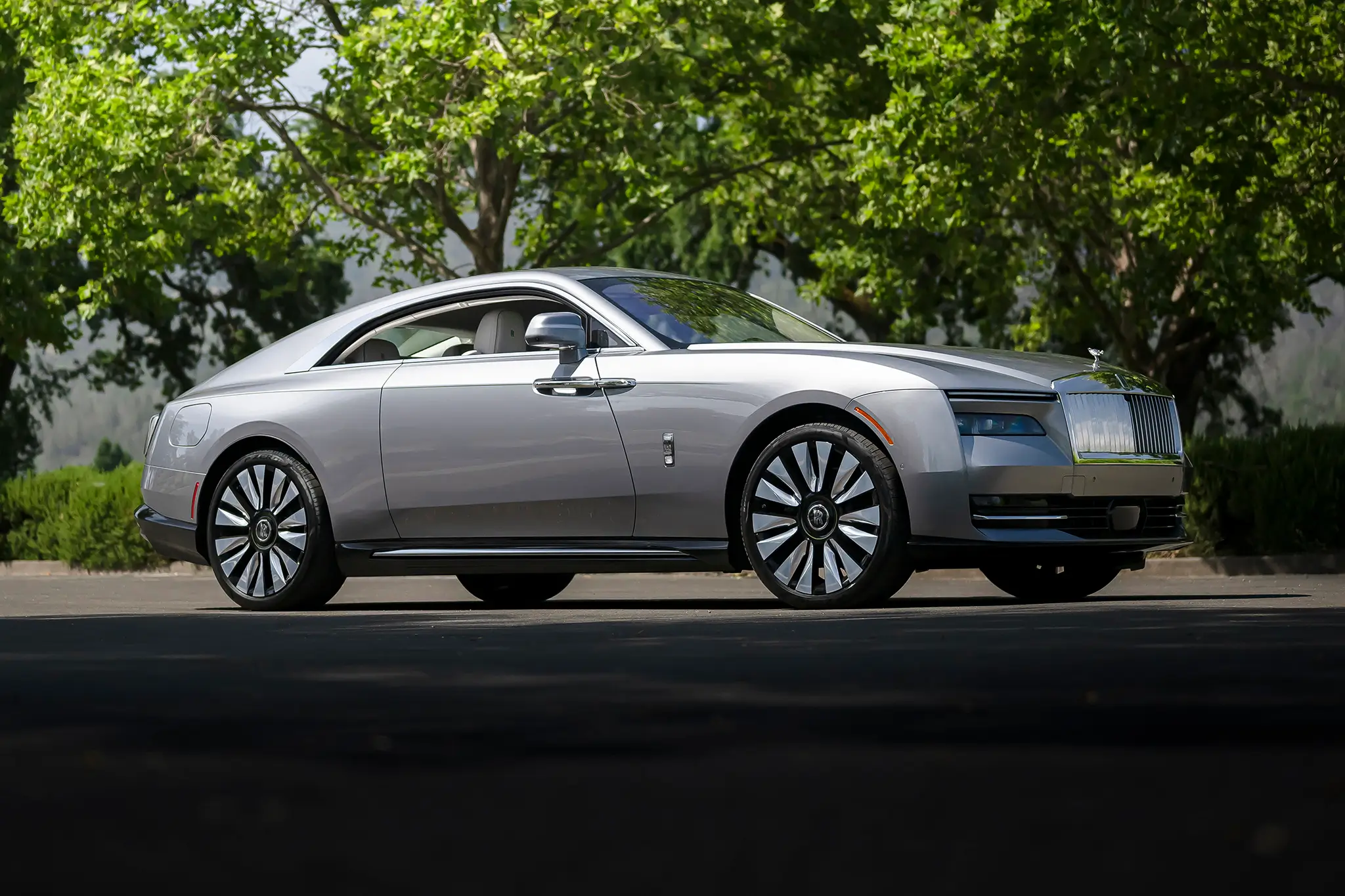 Rolls-Royce Spectre visto 3/4 de frente