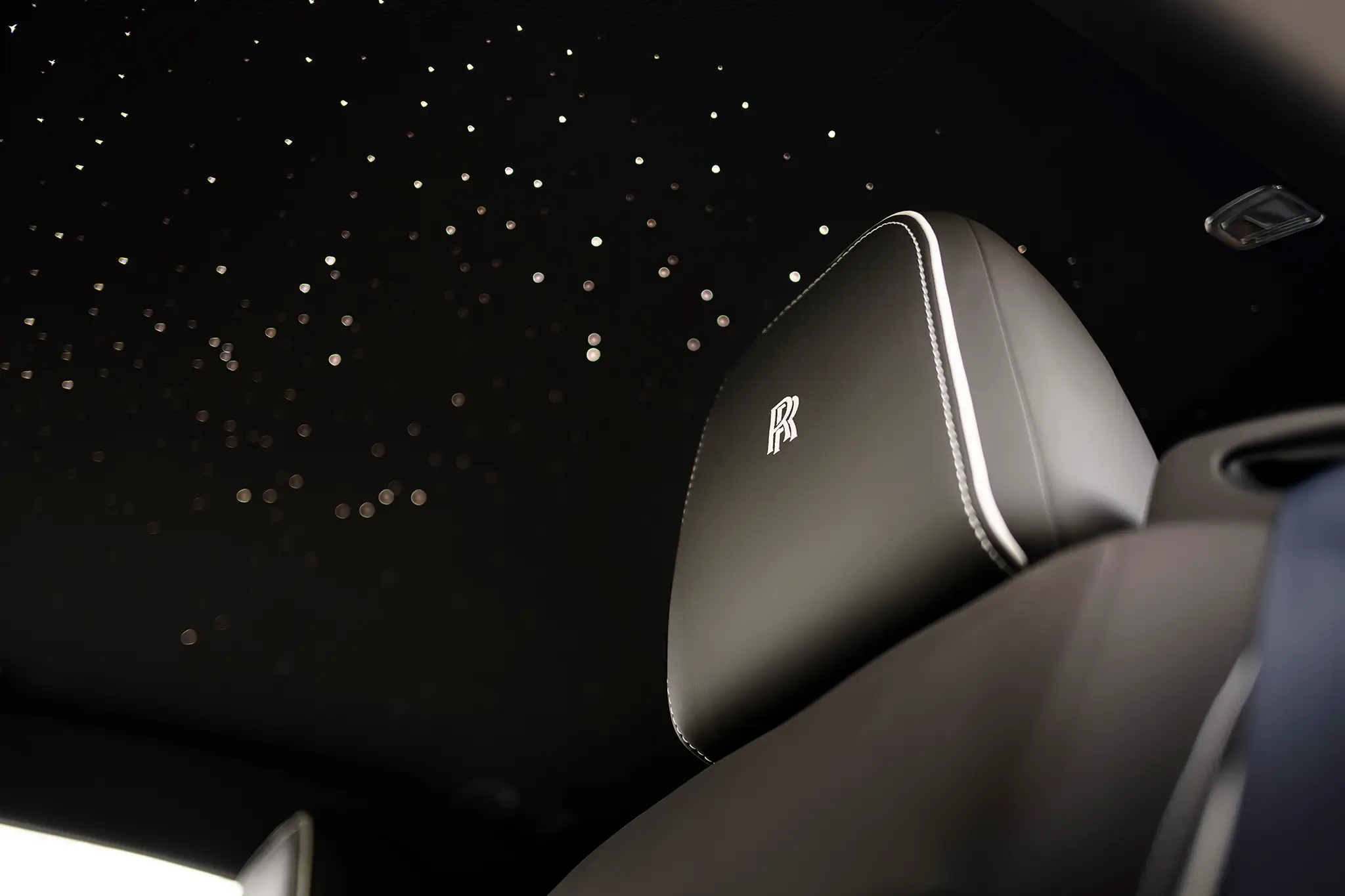 Encostos de cabeça e tejadilho com iluminação em LED na Rolls-Royce