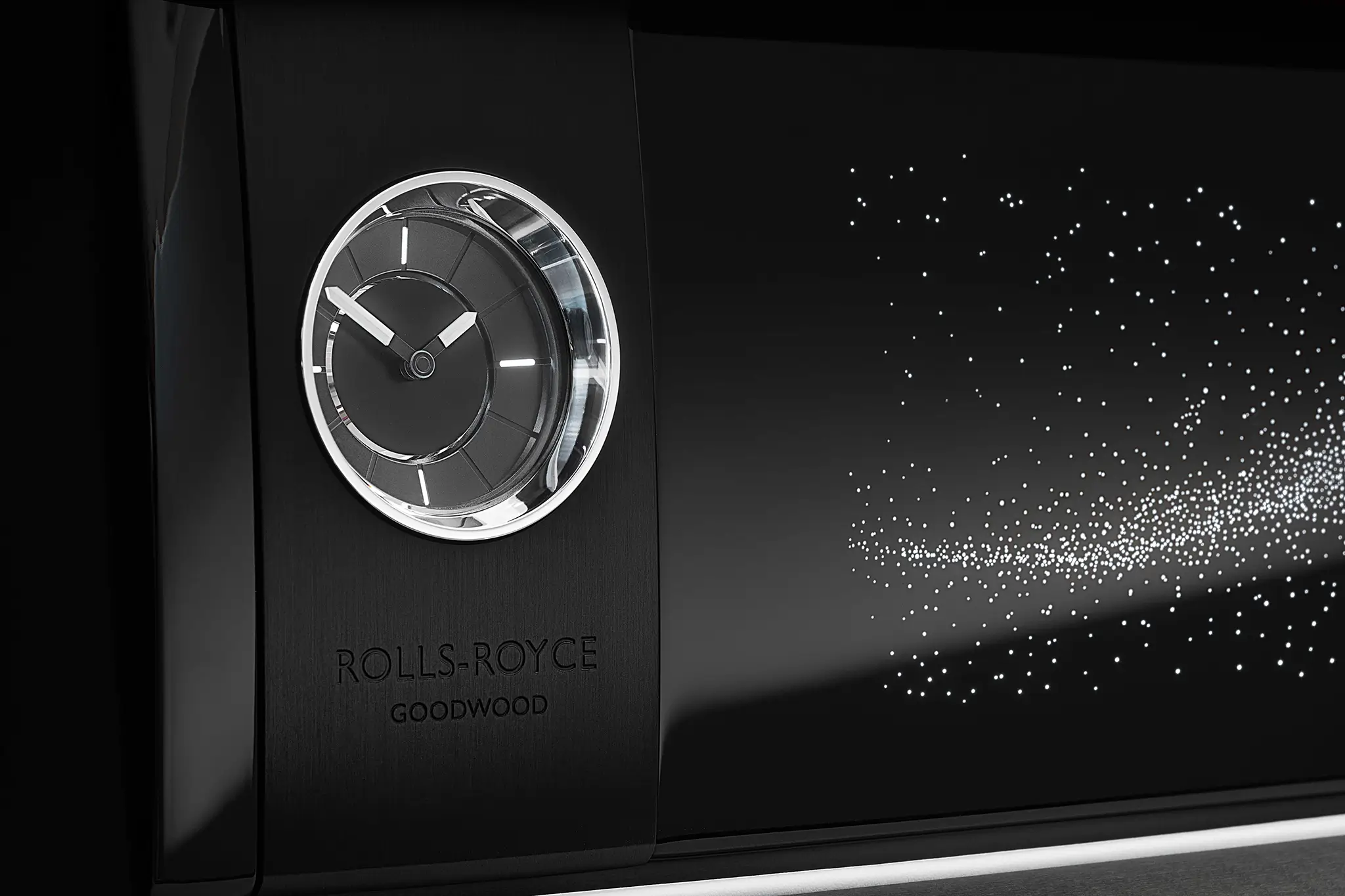 Relógio analógico e referência a Goodwood a bordo do Rolls-Royce Spectre