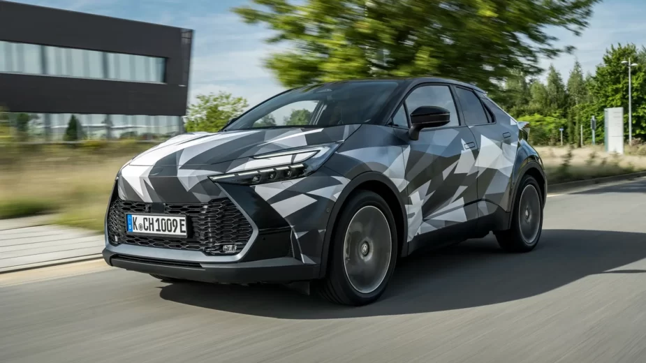 Toyota C-HR 2023 camuflado - 3/4 de frente