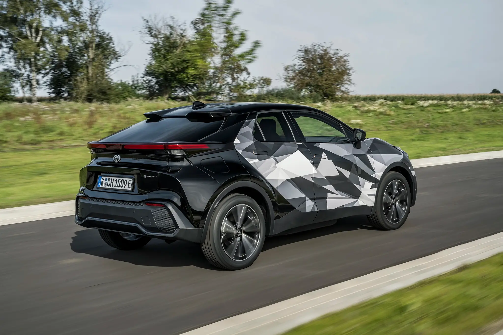 Toyota C-HR 2023 camuflado - 3/4 de traseira