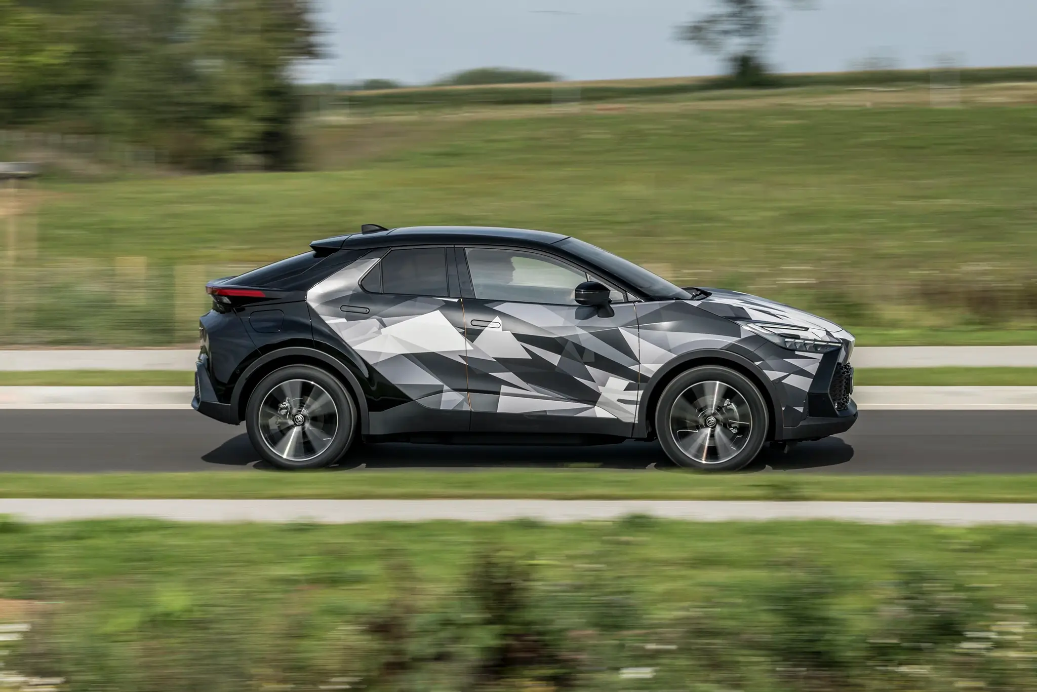 Toyota C-HR 2023 camuflado - vista lateral