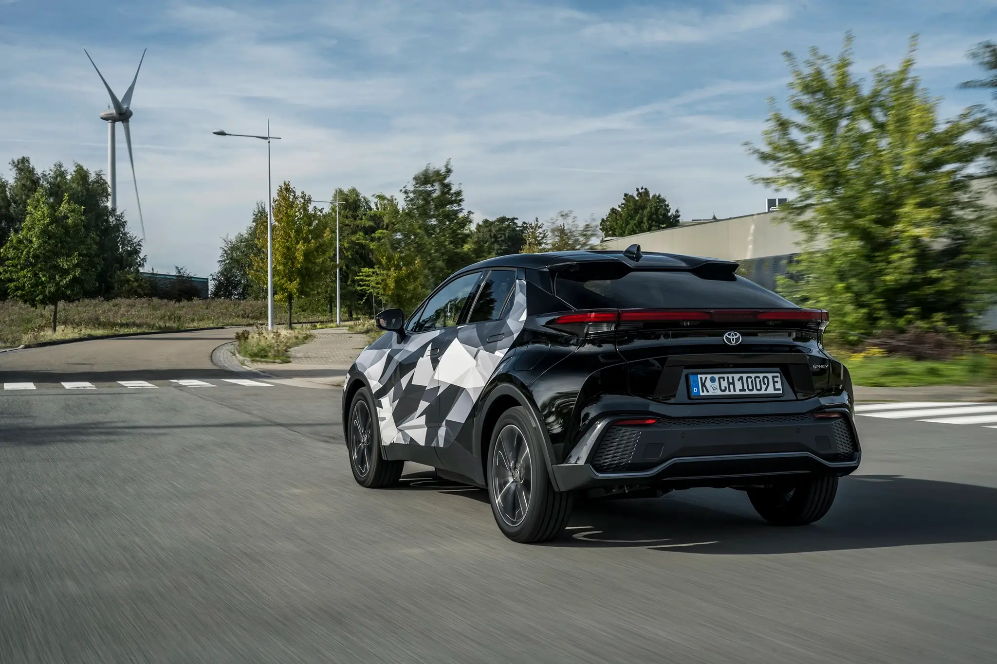 Toyota C-HR 2023 camuflado - 3/4 de traseira