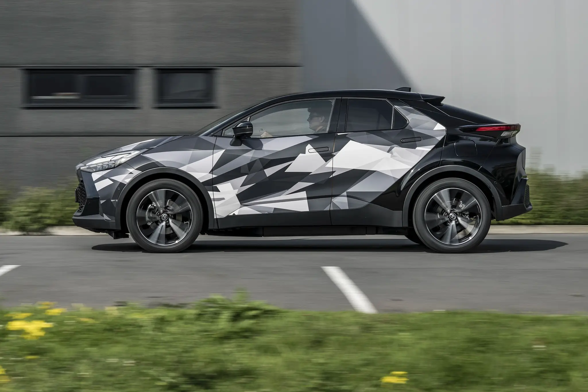 Toyota C-HR 2023 camuflado - vista lateral