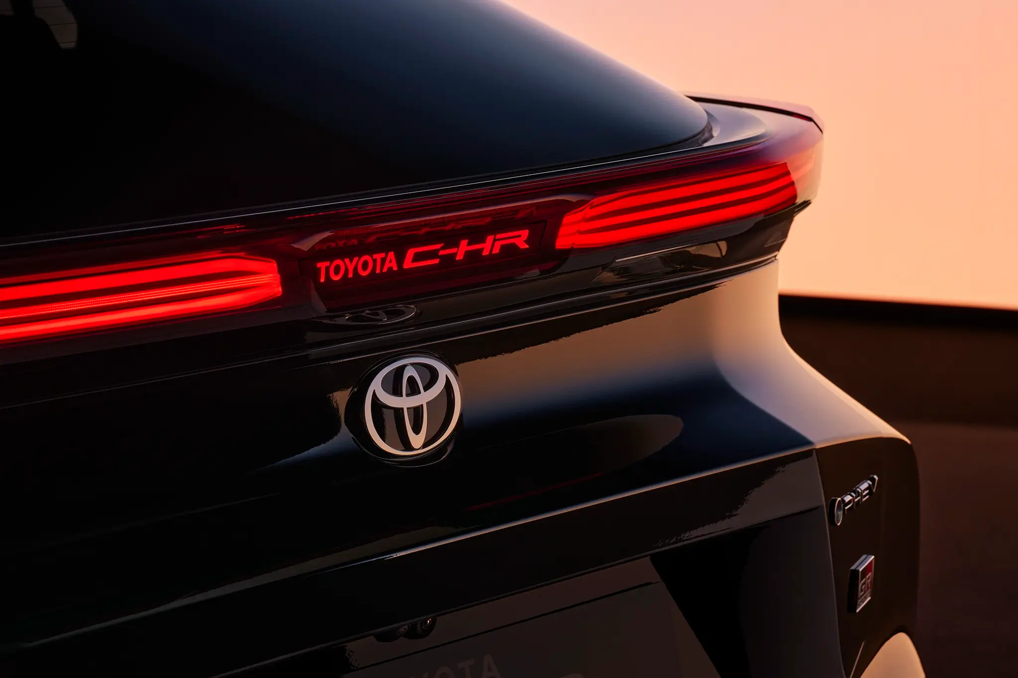 Toyota C-HR logótipo iluminado