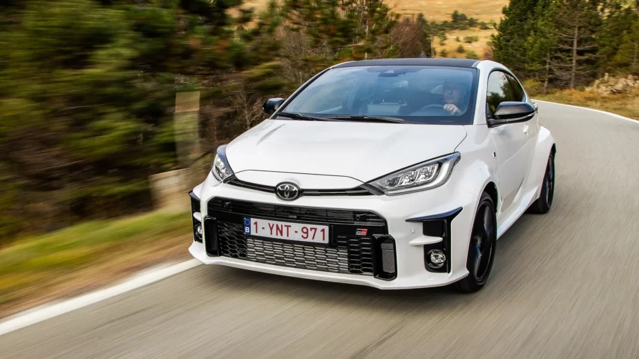 Toyota GR Yaris 2020 - frente em estrada