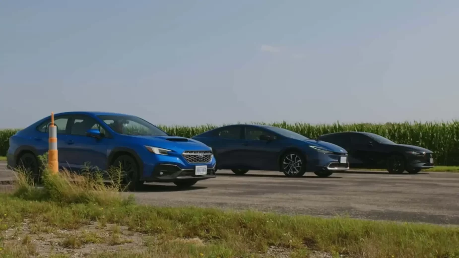 Subaru WRX, Toyota Prius e Mazda3 alinhados para drag race