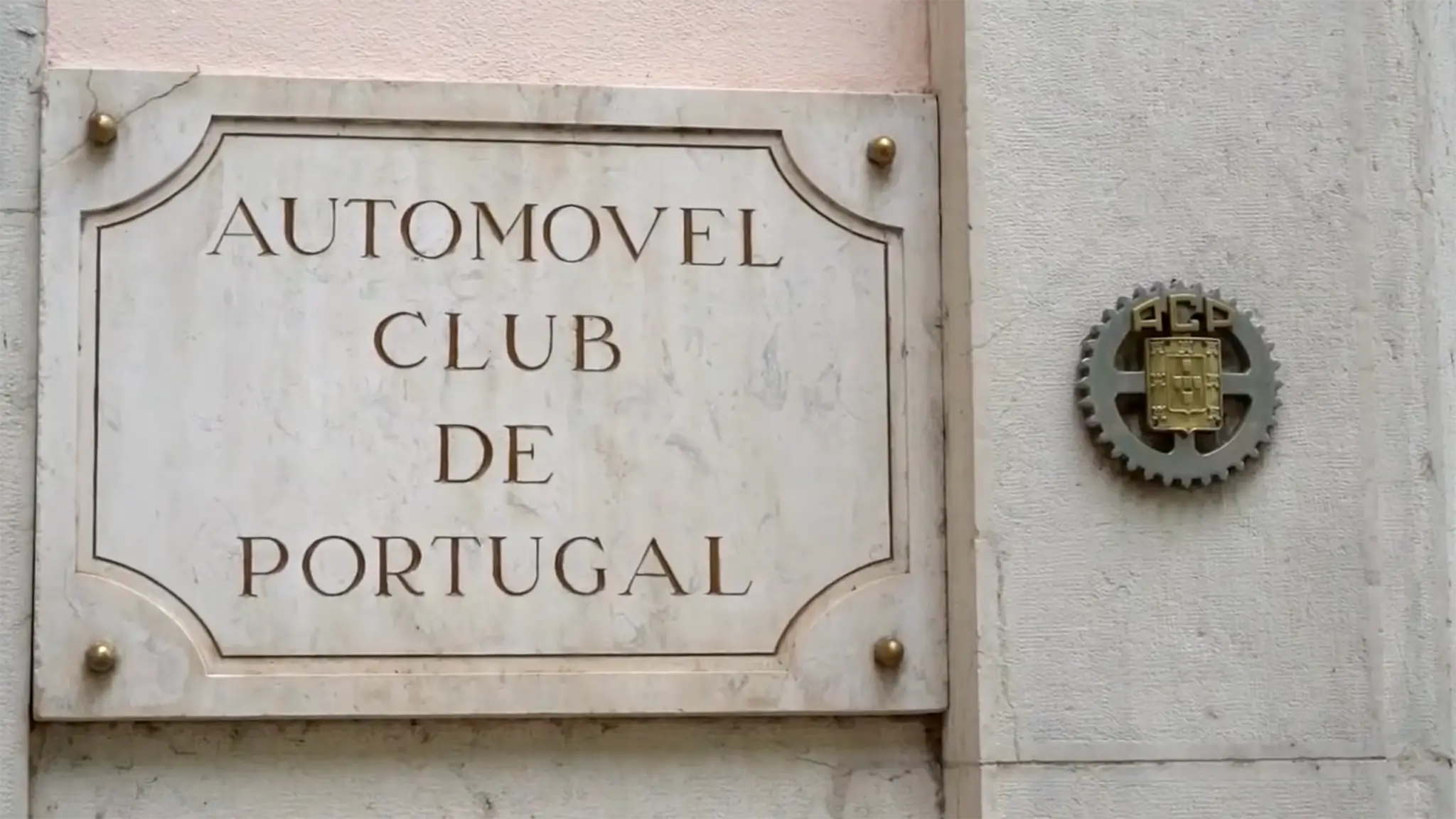 Placa na entrada das instalações do Automóvel Club de Portugal