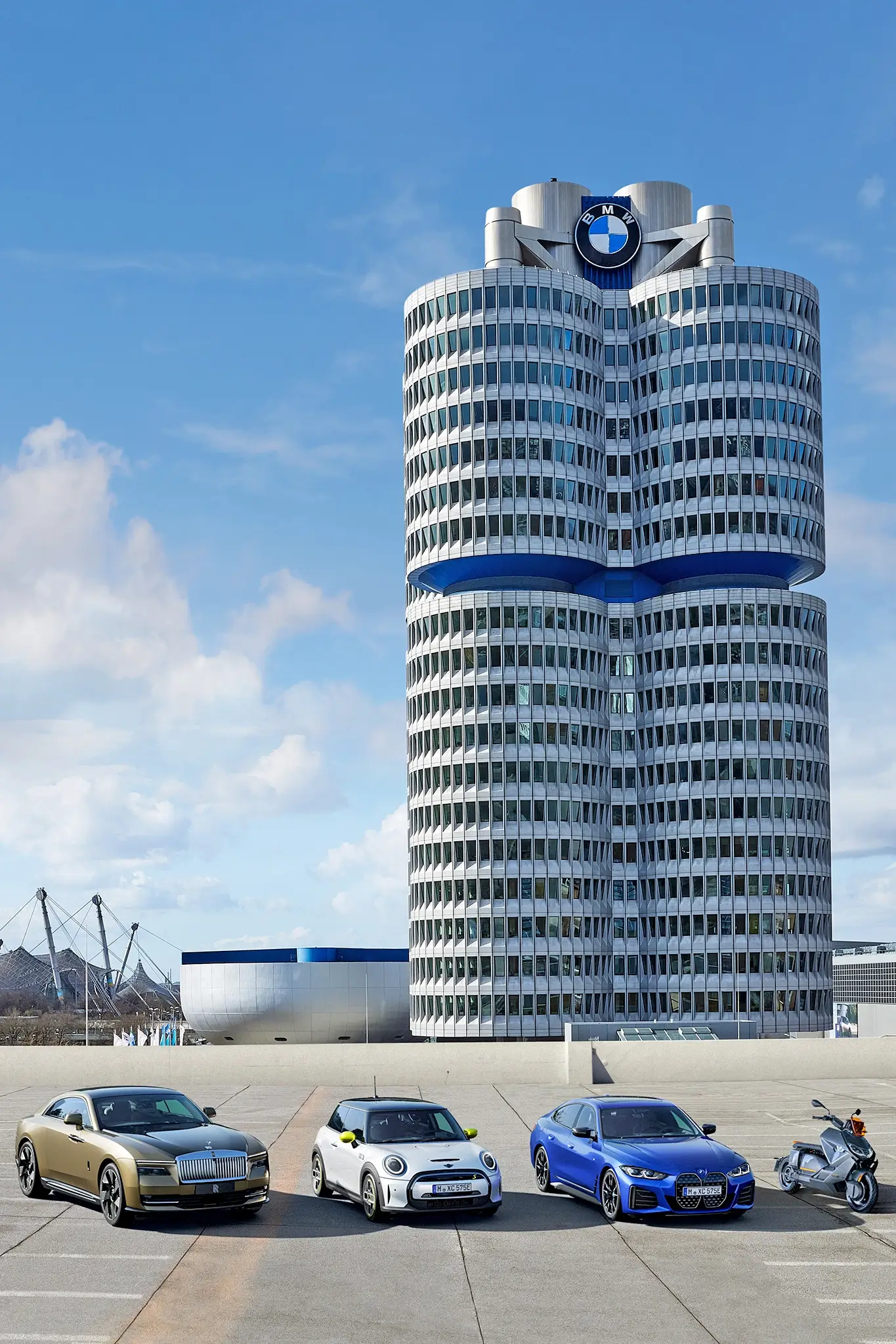 Rolls-Royce Spectre, MINI Cooper SE, BMW i4 e BMW mota elétrica, com edifício sede da BMW em Munique de fundo