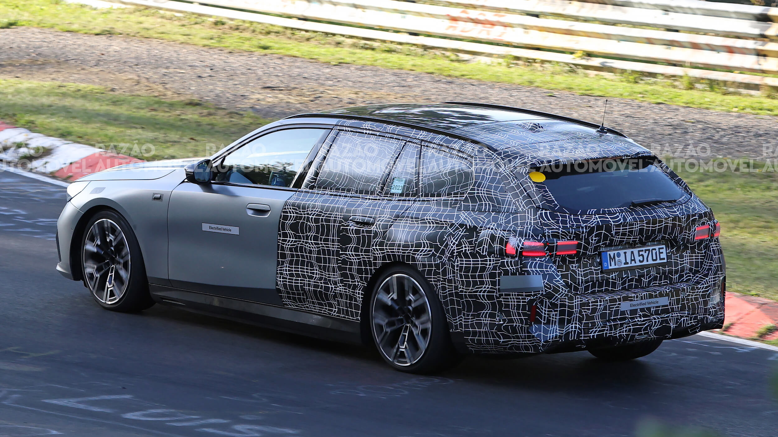 foto-espia BMW i5 Touring 3/4 de traseira