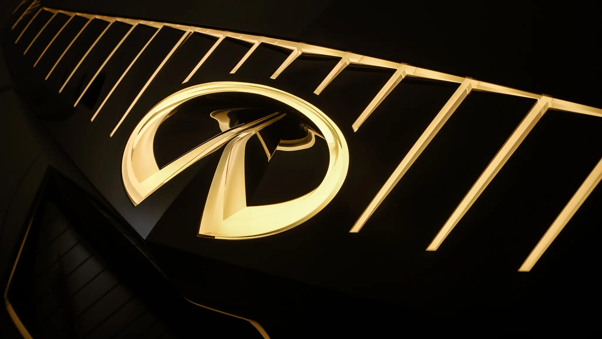 Infiniti Vision Qe concept logo dourado