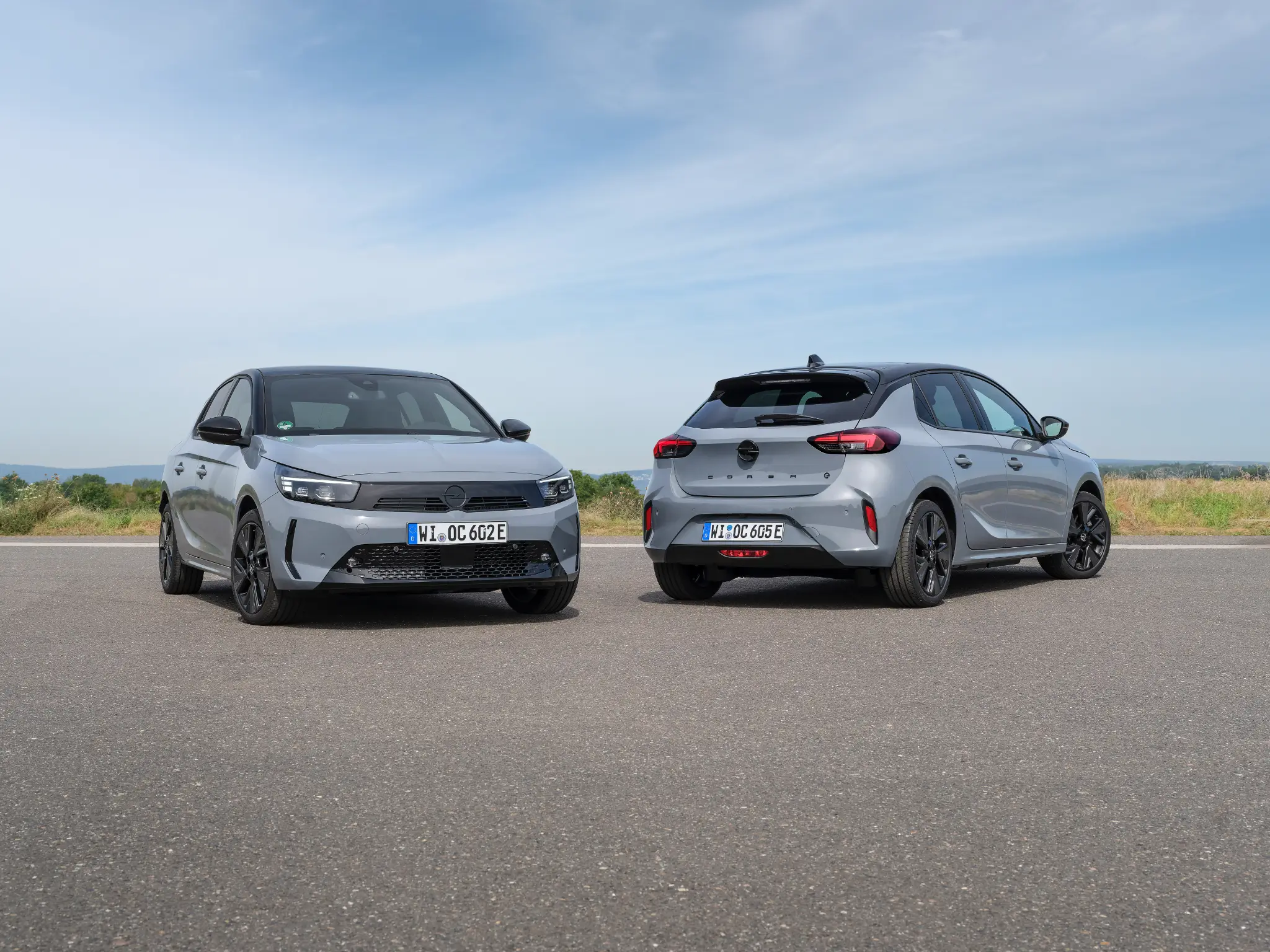 Dois Opel Corsa Electric frente e trás