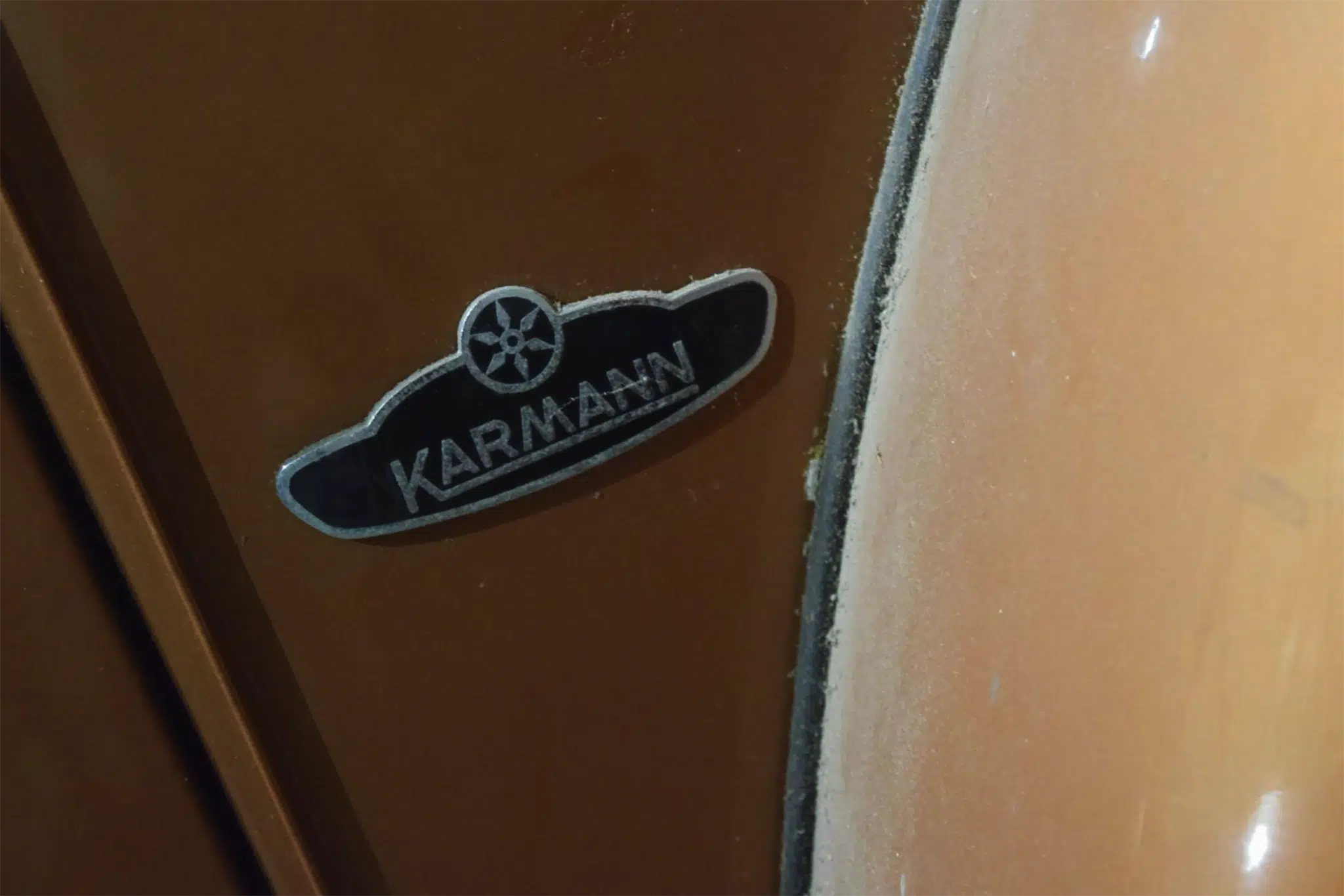 Volkswagen Beetle Cabrio logótipo da Karmann