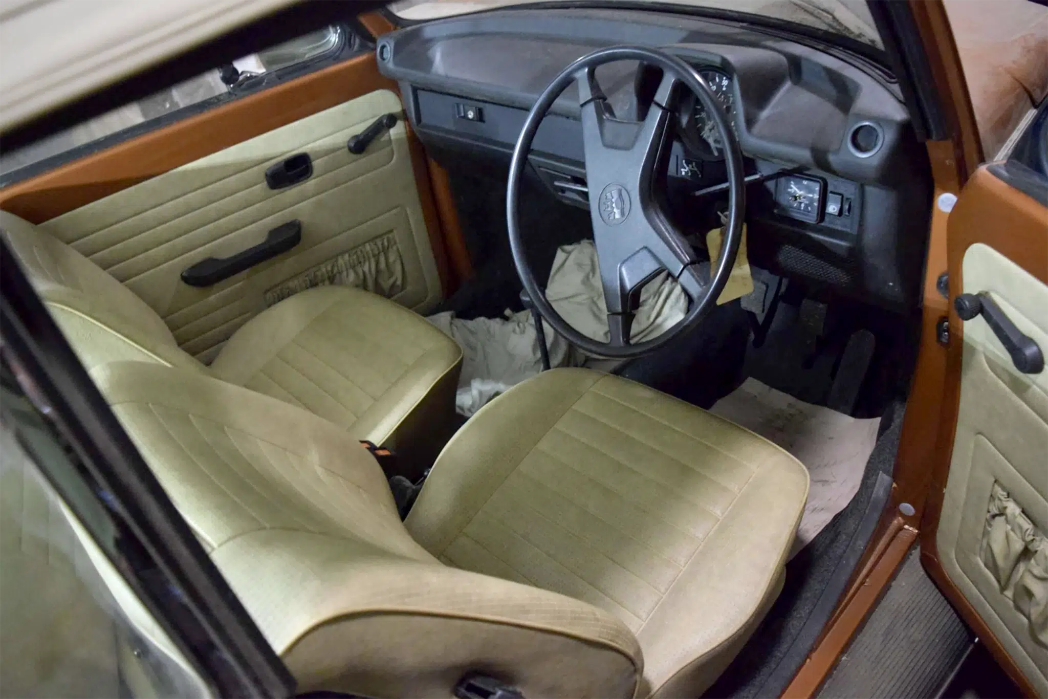 Volkswagen Beetle Cabrio interior