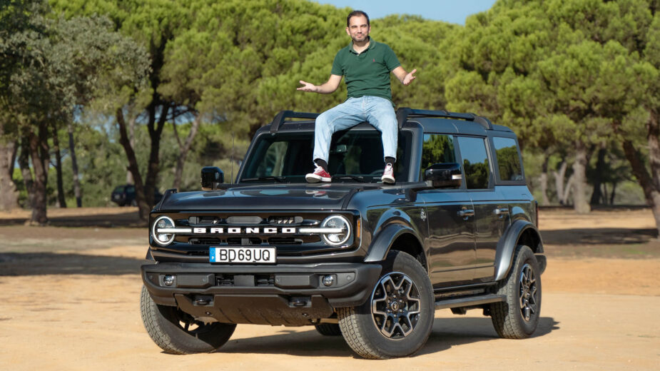 Guilherme Costa sentado em cima do Ford Bronco