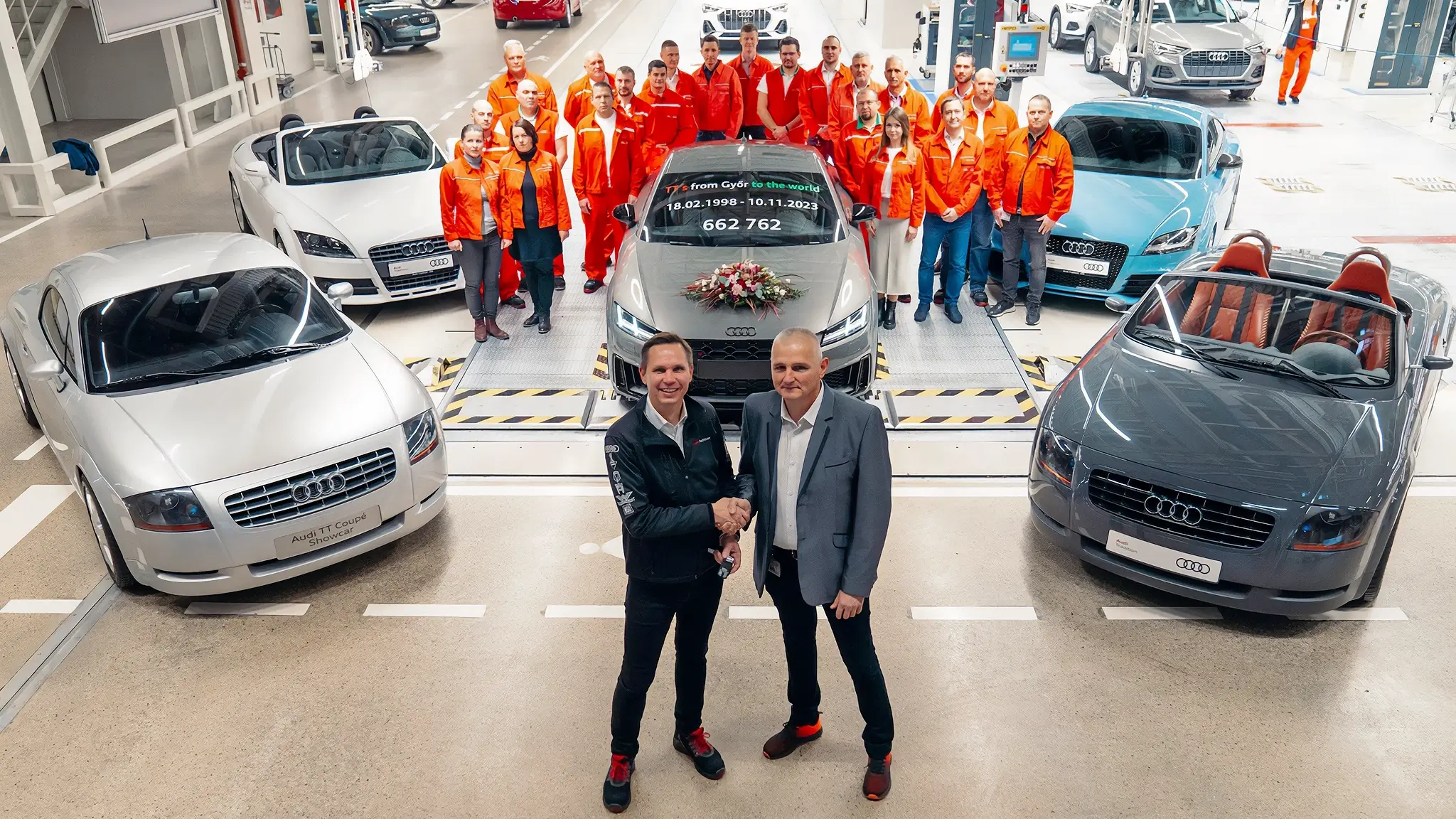 Foto oficial com a última unidade produzida do Audi TT