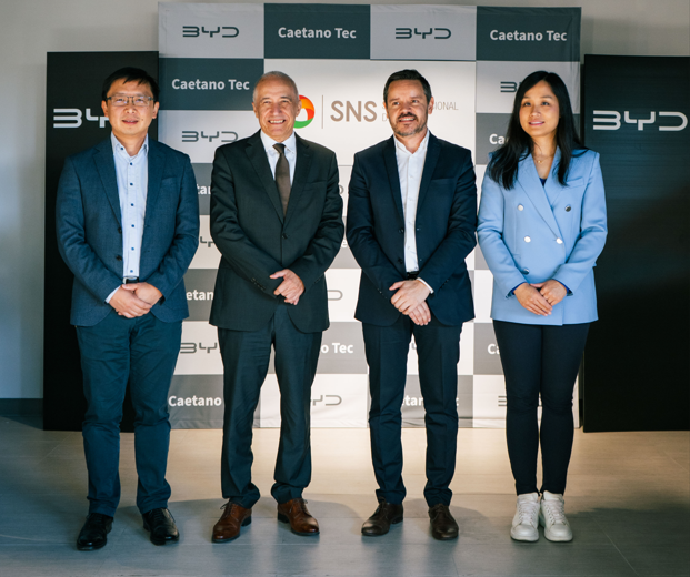 MICHAEL SHU, Diretor Geral da BYD Europa, o Presidente da ARS Algarve, Dr.Paulo Morgado, o COO da BYD Portugal, Pedro Cordeiro, e a Diretora de Marketing e Relações-Públicas da BYD Europa, Penny Peng.