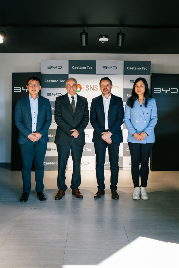 MICHAEL SHU, Diretor Geral da BYD Europa, o Presidente da ARS Algarve, Dr.Paulo Morgado, o COO da BYD Portugal, Pedro Cordeiro, e a Diretora de Marketing e Relações-Públicas da BYD Europa, Penny Peng.