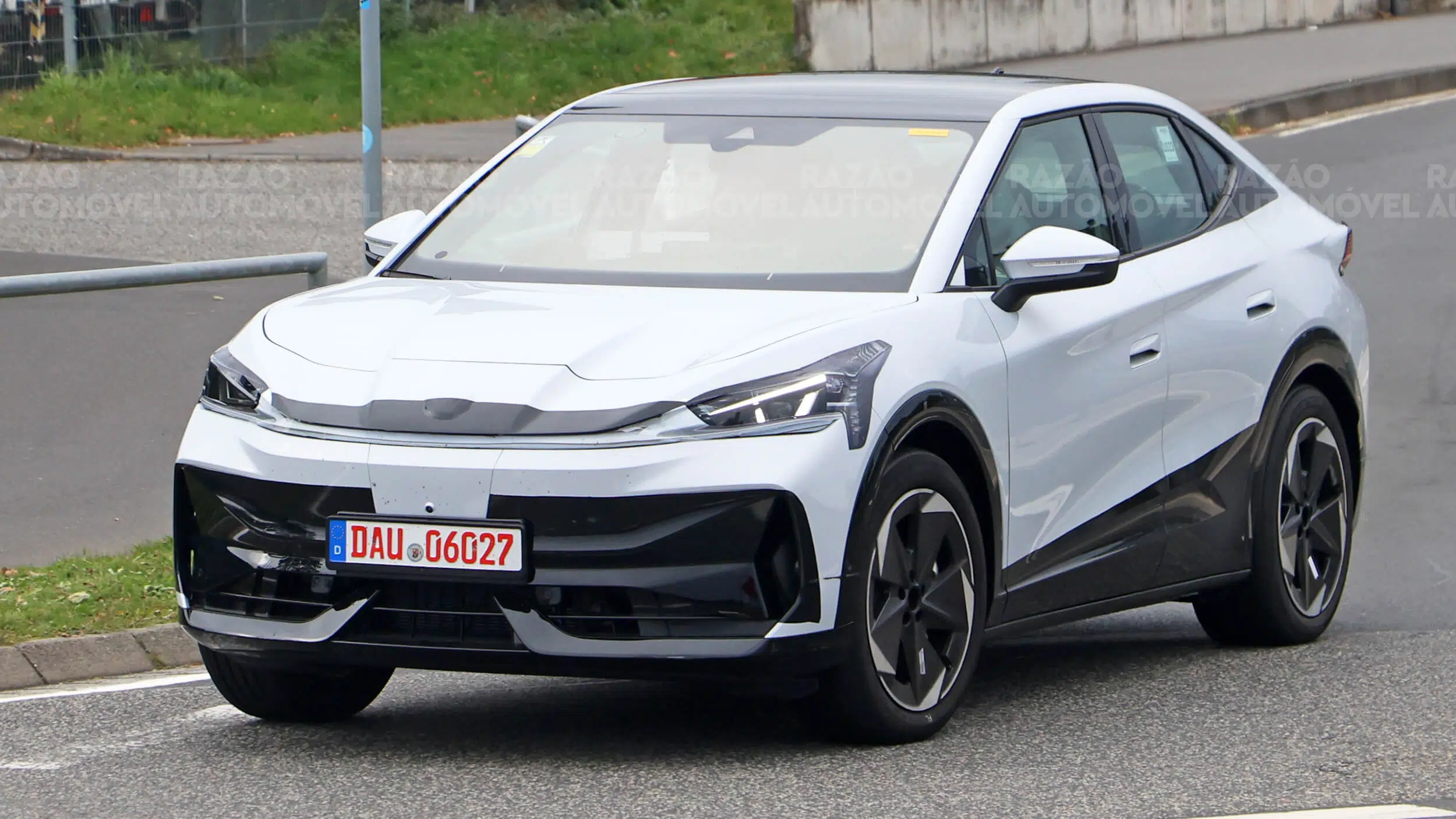 Parece um CUPRA Tavascan mas não é. Descubra as diferenças