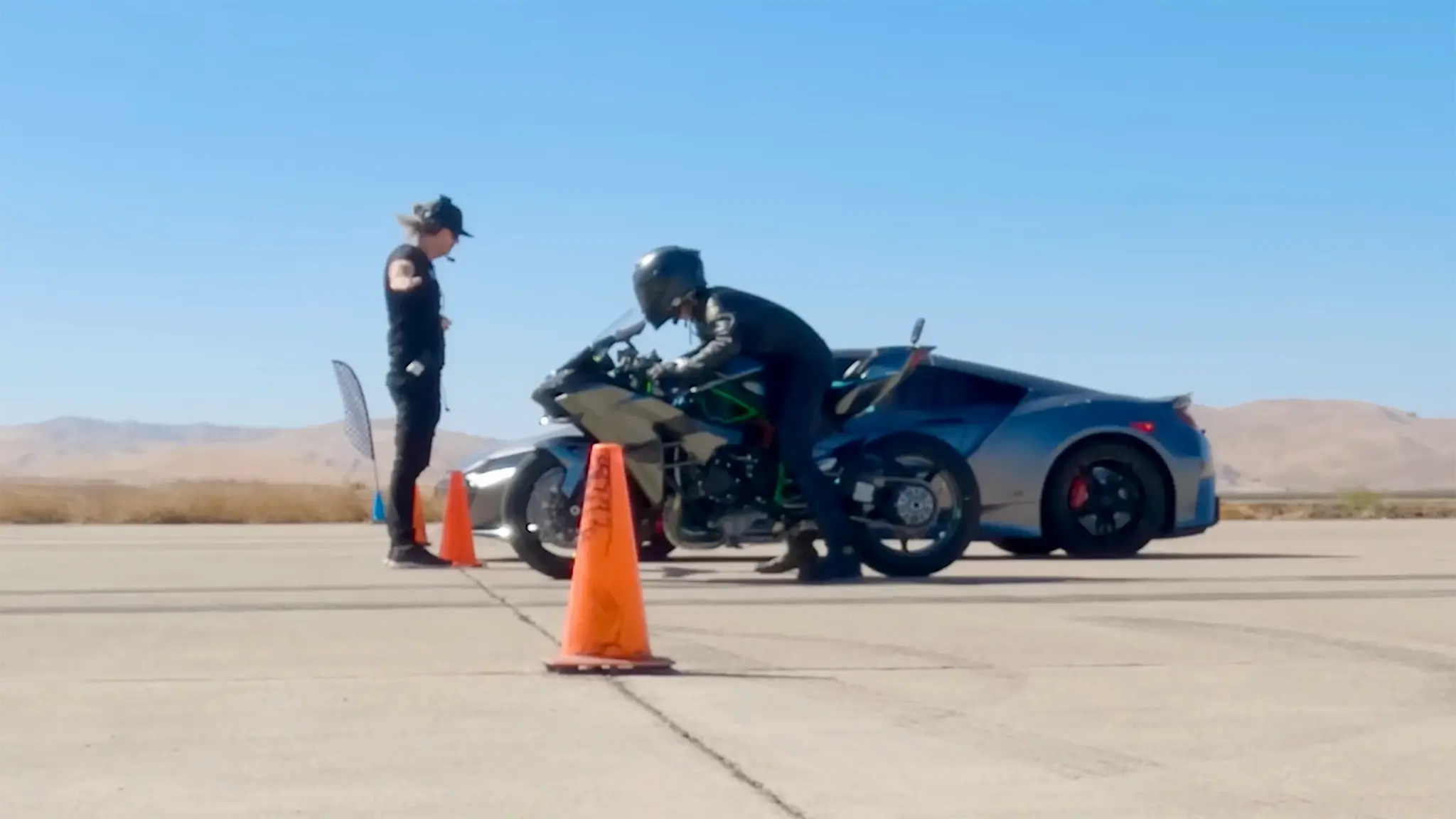 Acura NSX versus Kawasaki Ninja H2R - arranque