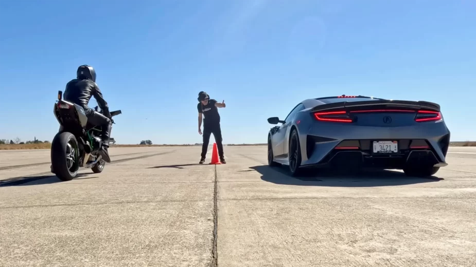 Acura NSX versus Kawasaki Ninja H2R numa drag race