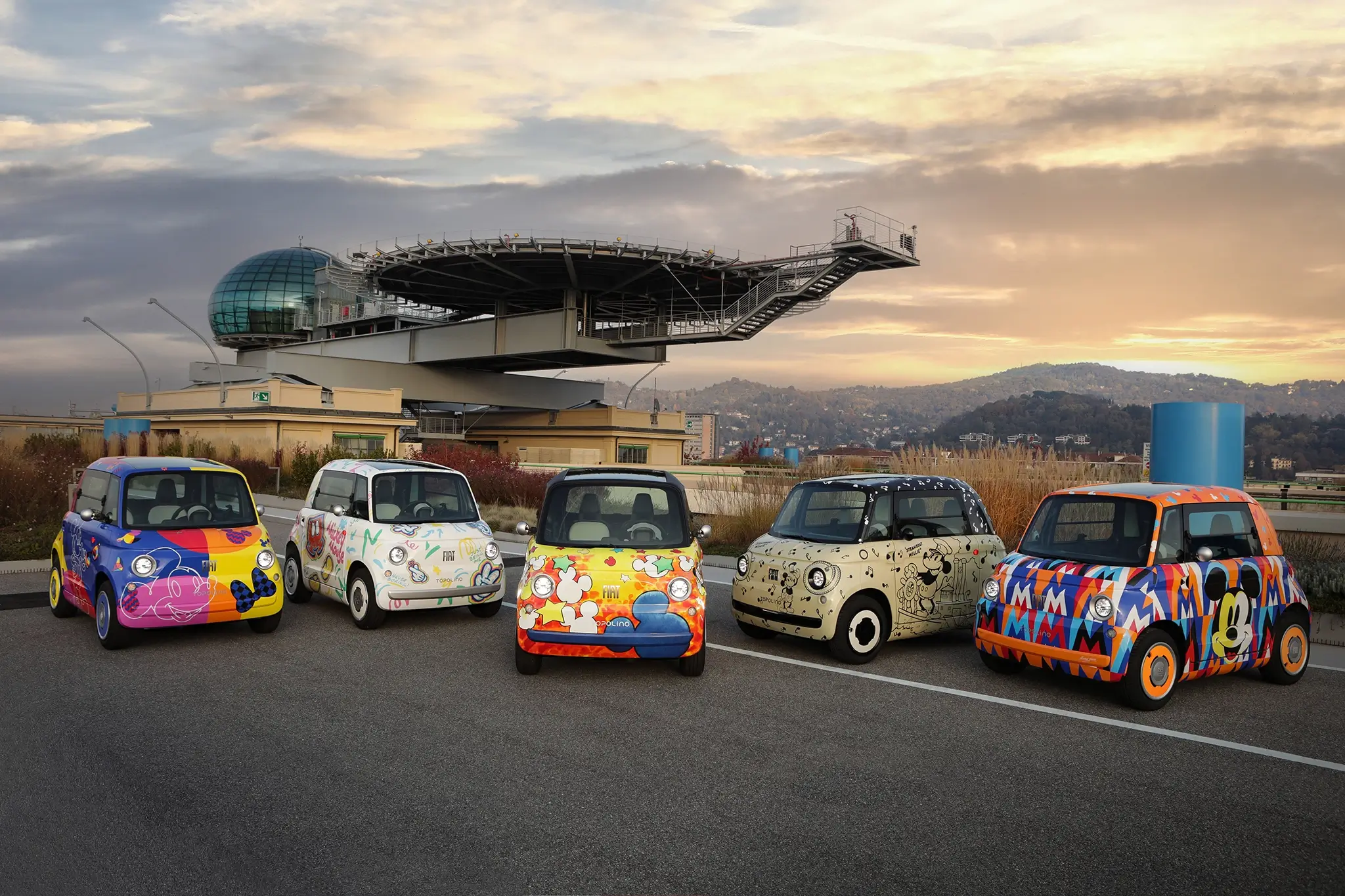 Fiat Topolino apresentados no último piso da antiga fábrica do Lingotto, em Itália