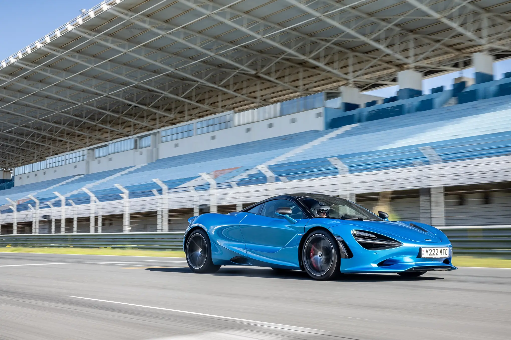 McLaren 750S no Estoril, frente 3/4