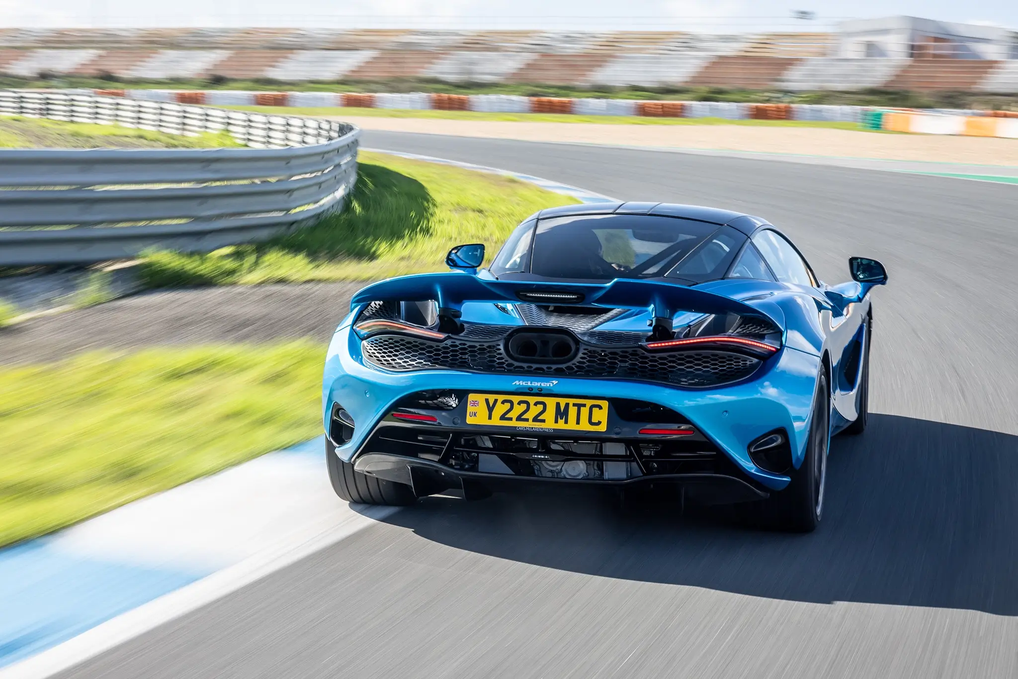 McLaren 750S - vista traseira em pista