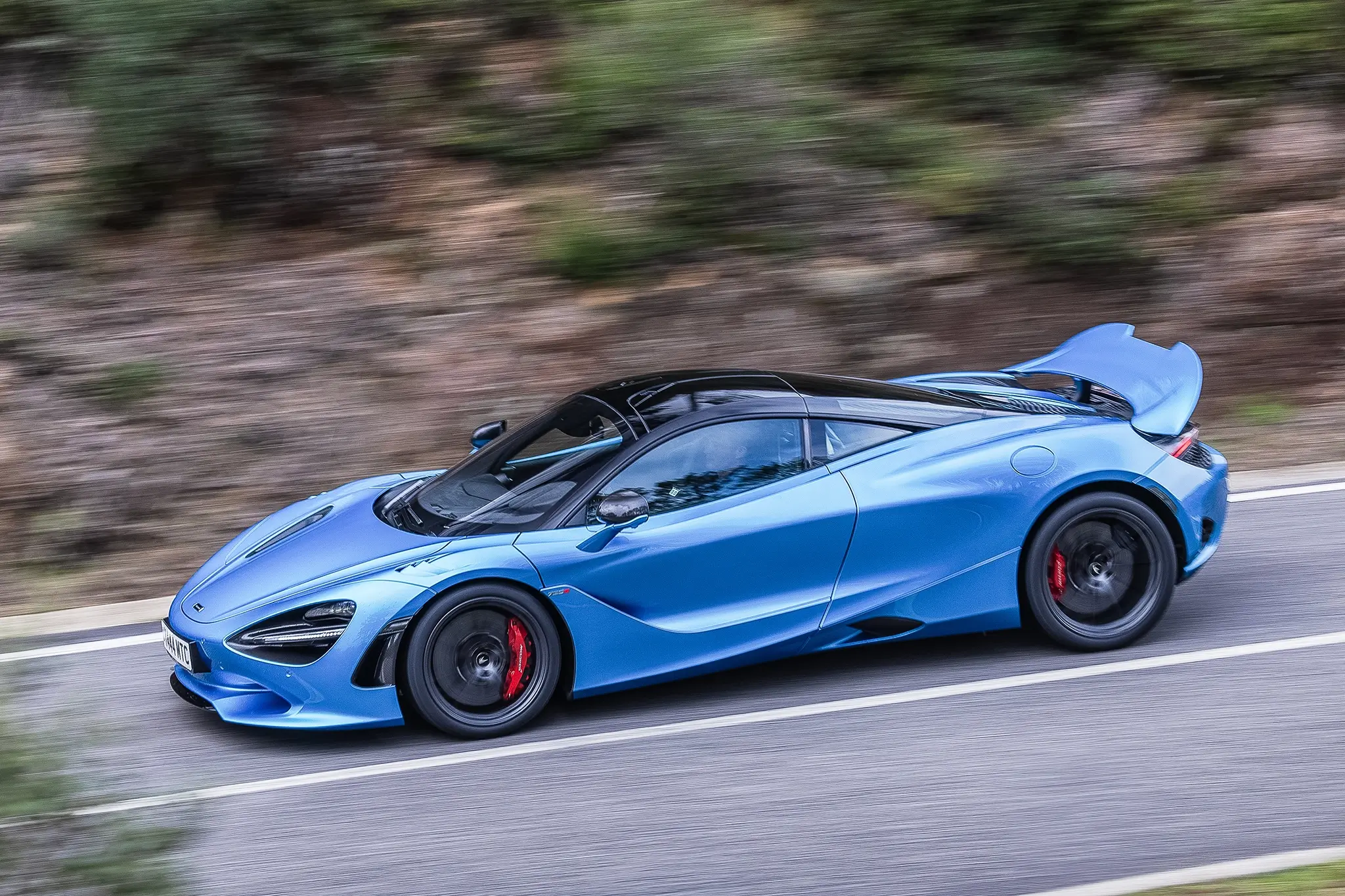 McLaren 750S - vista lateral em travagem